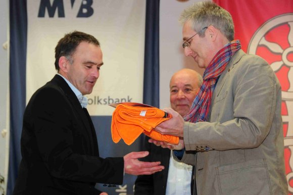 War mehrmals zu Gast auf der Bühne: Peter Schwalbach (l.), Leistungssprotverantwortlicher beim Mainzer Ruder-Verein, sprang für die zahlreichen MRV-Athleten in die Bresche, die wegen des Trainingslagers der Sportlerehrung fernbleiben musste.