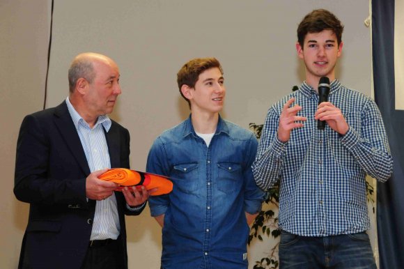 Erklärten den interessierten Laien den Unterschied zwischen Match- und Strokeplay: Die Minigolf-Jugendweltmeister Manuel Szablikowski (r.) und Sebastian Piekorz (M.).