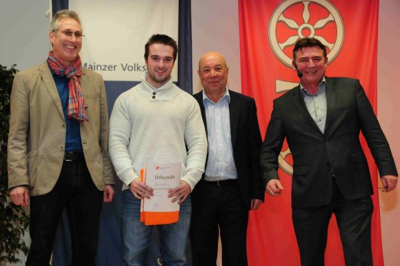 He's got the power: Sascha Stendebach (2.v.l.), Deutscher Juniorenmeister im Kraftdreikampf und Bronzemedaillengewinner der Junioren-EM.