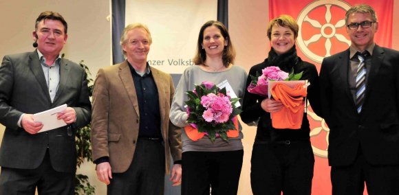 Freuten sich über die Blumen, wünschen sich aber eigentlich ein eigenes Trainingsgelände: Katja Klenz und Sonja Schulz von der TGM Gonsenheim, Deutsche Seniorenmeisterinnen im Beachvolleyball, mit Dezernent Günter Beck und den Paten Joachim Friedsam und Dieter Ebert (r.).