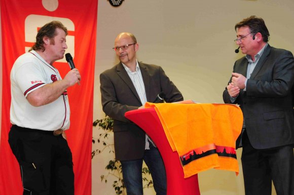Könnte die Moderatoren Peter H. Eisenhuth und Günter Beck auf einmal stemmen: Kraftdreikämpfer Andreas Koch, Deutscher Meister in der 120-Kilo-Klasse.