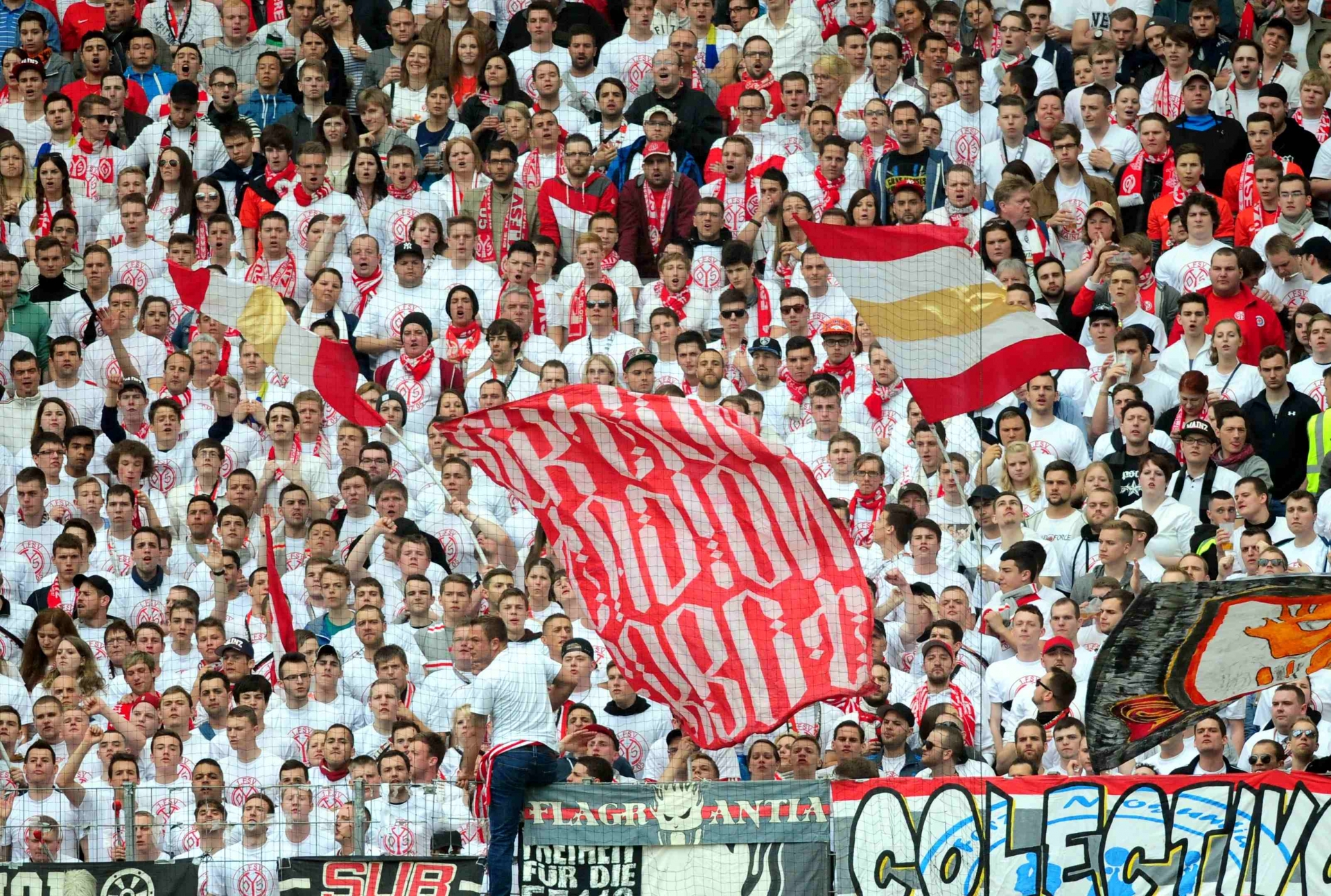 Die weißen T-Shirts, die sich die Mainzer Ultras übergestreift hatten, standen nicht symbolisch für die weiße Fahne. Auf dem Platz allerdings ging es die meiste Zeit zu harmlos zu.