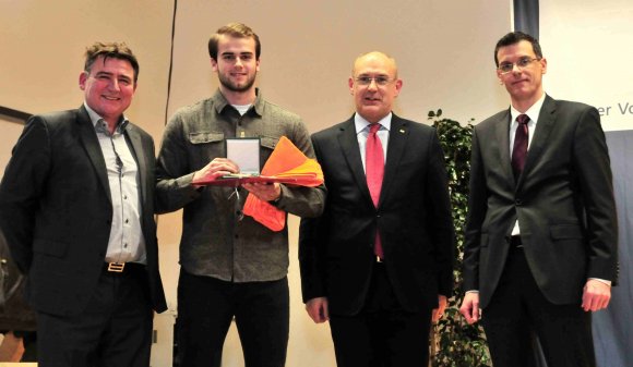 Unter anderem die Sportplakette in Bronze überreichten die Paten Thorsten Mühl (r.) und Uwe Abel an Julian Weber, den U23-Meister und Deutschen Vizemeister der Aktiven im Speerwurf vom USC Mainz.