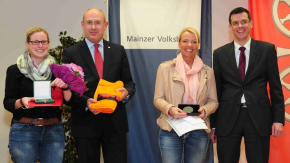 Reich beschenkt: Die Deutschen Mannschaftmeisterinnen und Europacupsieger im Minigolf, Katrin Neumann und Alice Kobisch, erhielten die Sportplakette in Bronze beziehungsweise das Lyoner Bleimedaillon. 