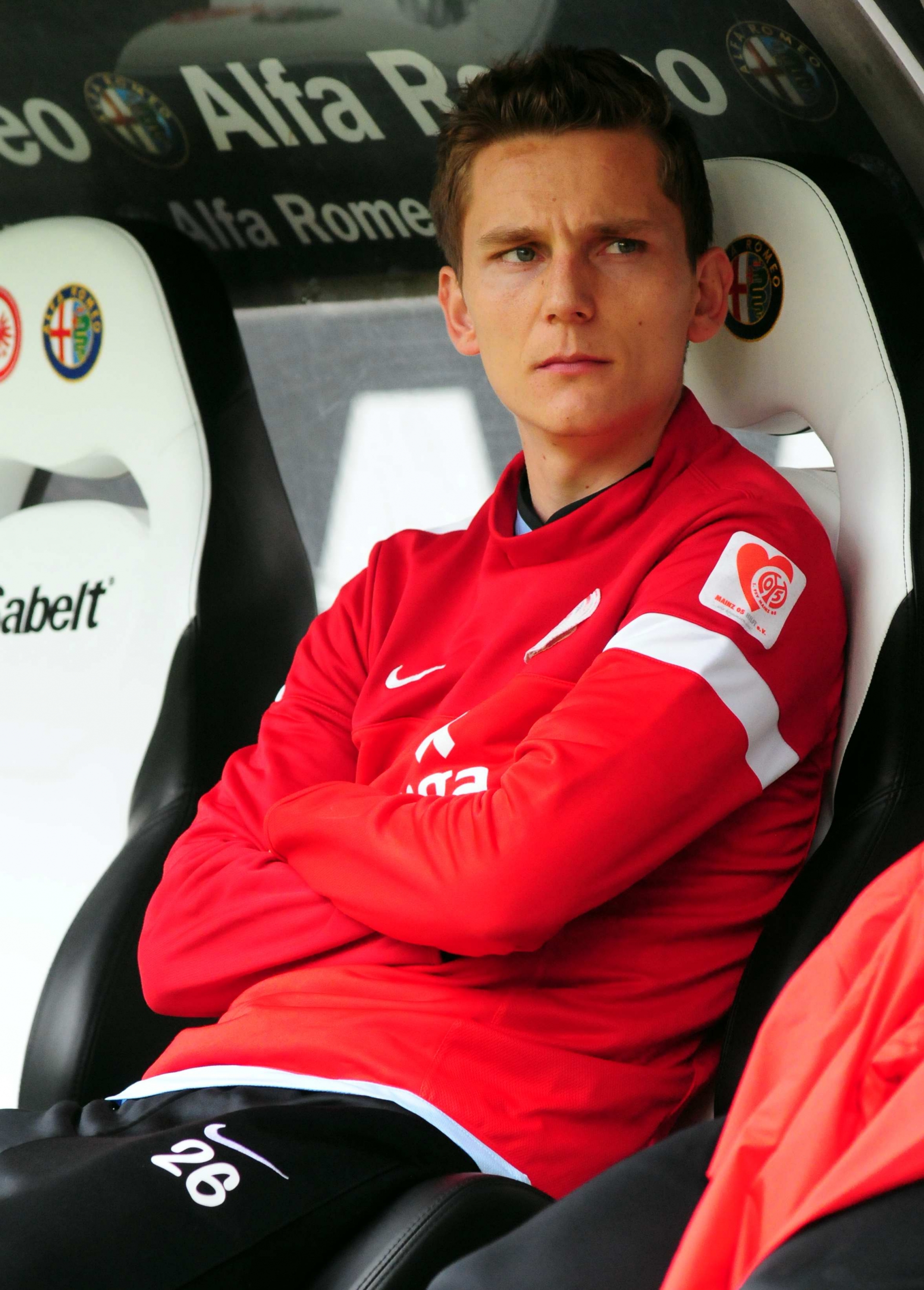 Gegen den FC Augsburg noch der Mann des Tages, diesmal wieder auf der Bank: Niko Bungert.