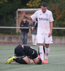 Bisher war im Angriff des VfB Bodenheim praktisch alles von Form und Laune von Norman Loos abhängig, der folglich, wie hier im Heimspiel gegen Viktoria Herxheim, unter der besonderen Begleitung der gegnerischen Defensive steht. Sabian Cooper, so hofft Trainer Jockel Weinz, könnte den Stürmer jetzt entlasten.