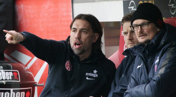 Sein Bundesligadebüt feierte Martin Schmidt (mit Kotrainer Bo Svensson und Torwarttrainer Stephan Kuhnert) mit einem 3:1 gegen Eintracht Frankfurt. In Hoffenheim würde der Schweizern gerne nachlegen.