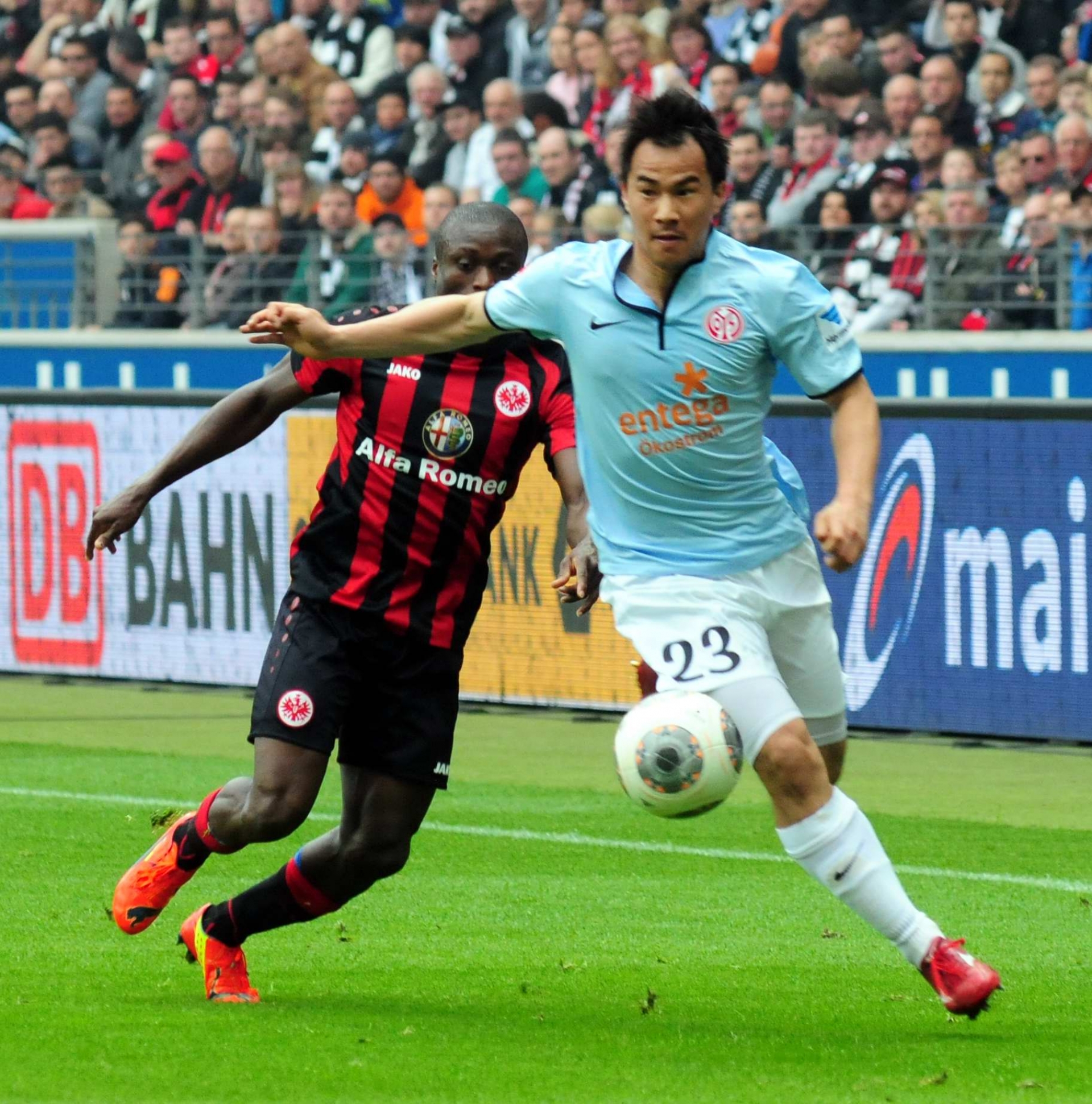 Viele Szenen hatten Shinji Okazaki, hier im Duell mit Constant Djapka, und seine Mitstreiter aus der Mainzer Offensive in Frankfurt nicht.