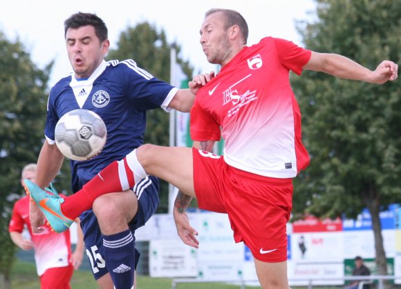 Vermutlich wird es die TSG Hechtsheim (r. Aleksandar Petreski) gegen Südwest Ludwigshafen (l. Patryk Spaczynski) diesmal nicht so einfach haben wie beim 5:2-Hinrundensieg. Der Gegner hat im Abstiegskampf personell nachgelegt, die TSG reist mit dezimiertem Kader an.  