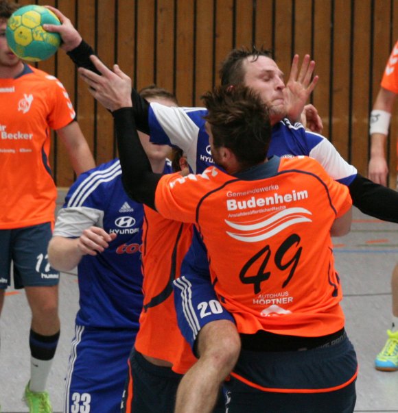 Hier konnte die Budenheimer Abwehr (vorne: Philipp Becker) TVN-Kapitän Tino Stumps stoppen. Zu häufig gelang das den Gästen beim Derbyhinspiel in Nieder-Olm allerdings nicht. Am Samstag wird der TVN höchstwahrscheinlich auf eine besser funktionierende Defensive der Sportfreunde treffen. 