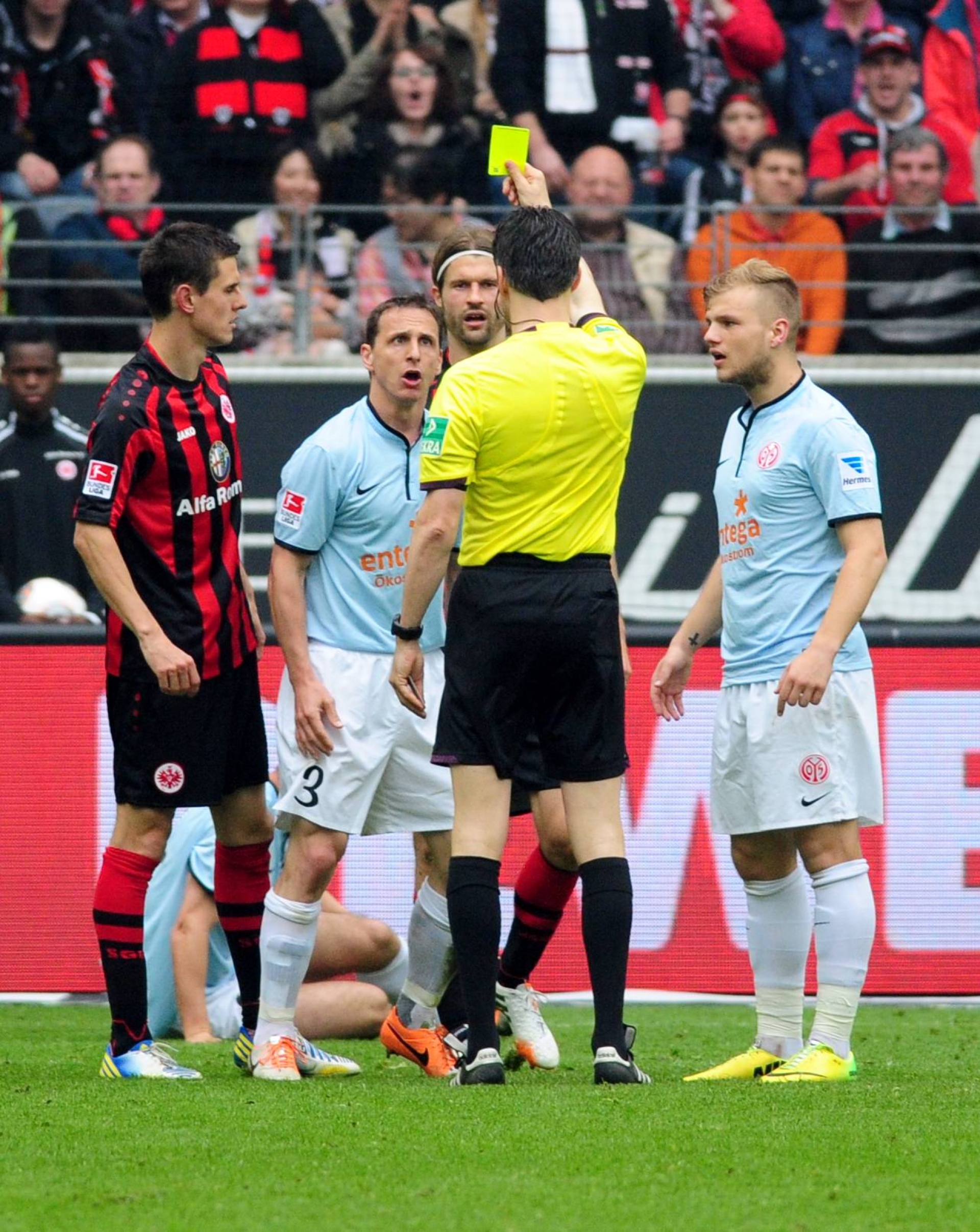 Eine umstrittene Szene: Zdenek Pospech sah die Gelbe Karte für ein Foul, das womöglich keines war, aber auf Umwegen zum 0:1 führte.
