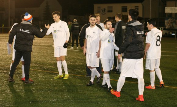 Große Zufriedenheit mit dem Auftakt in die Restsaison herrschte nach dem Schlusspfiff beim VfB Bodenheim. Den Tabellenvierten SV Geinsheim hatte die Mannschaft von Trainer Jockel Weinz (l.), der seinen dreifachen Vorlagengeber und einfachen Torschützen Norman Loos abklatscht, mit 4:1 in die Knie gezwungen.