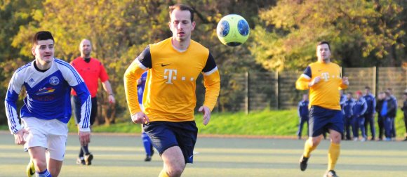 23 Tore hat Amir Hodzic (r., im Laufduell mit dem Klein-Winternheimer Sebastian Klein) in dieser Saison bereits erzielt, 40 sollen's werden. Wichtiger aber ist dem Bosnier der Aufstieg mit der SG Harxheim/Gau-Bischofsheim.