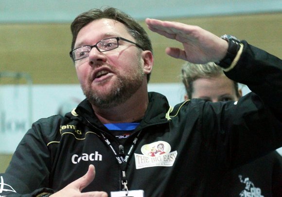 Szene einer Auszeit aus dem Hinspiel gegen die HSG Kleenheim: SG-Trainer Thomas Zeitz war damals trotz des 30:24-Erfolgs zwischenzeitlich keineswegs zufrieden mit  dem Auftritt seiner Mannschaft. Ein ähnliches Ergebnis wie damals wäre diesmal allerdings schon ein Topresultat.