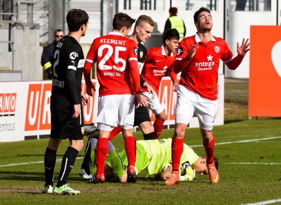 Solche Gesten der Enttäuschung gab es von Mounir Bouziane und der Mainzer U23 am Samstag des Öfteren zu sehen. Allerdings gingen im Laufe des Spiels die Köpfe immer weiter nach unten.
