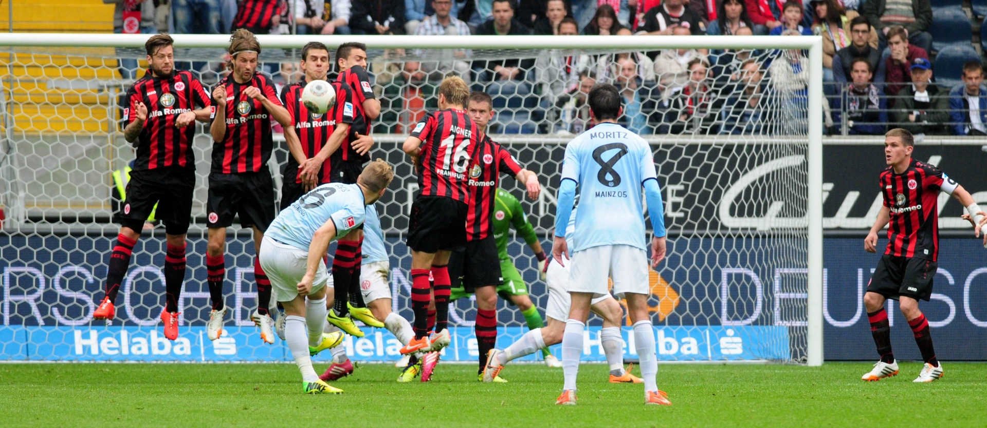 Mit senen Freistößen hatte Johannes Geis kein Glück: Dieser landete in der Frankfurter Mauer, in der Nachspielzeit traf der Mainzer nur den Pfosten.