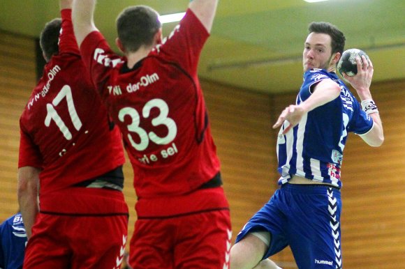 Gegen die Ex-Kollegen trifft es sich besonders gut: Auf diesen Effekt bei Timo Borsch (r., gegen Christian Gettert und Lukas Berkessel) hatte Sportfreunde-Trainer Axel Schneider bei seinem Rückraumschützen im Derby gegen den TV Nieder-Olm besonders gehofft. Durch seine acht Feldtreffern bestätigte Borsch dieses eherne Sportlergesetz.