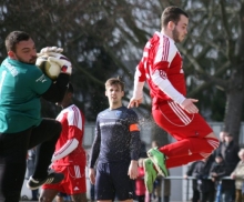 Am Ziel vorbeigesprungen: Die SVW Mainz tat sich von der ersten Minute an schwer, sich gegen die kompromisslose Speyrer Abwehr durchzusetzen. Pascal Kalbfuß bekommt den Ball von Gästetorhüter Alexander Reichert weggeschnappt. 
