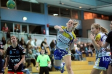 14 Tore aus zwei Händen: Während Kreisläuferin Lara Leuckefeld (r.) sieben Feldtore zum Sieg im Spitzenspiel beisteuerte, war bei Carina Koepcke die Treffgenauigkeit von der SIebenmeterlinie mitentscheidend für die konstante Führung.