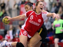 Mal eben schiebt sich der Oberschenkel vor, Theresa Köhler scheint es bereits in der Flanke zu spüren: Brutal war das Spiel der 05er gegen den BVB mitnichten. Aber die Dortmunderinnen kassierten einige Zeitstrafen durch zu heftiges Zupacken.