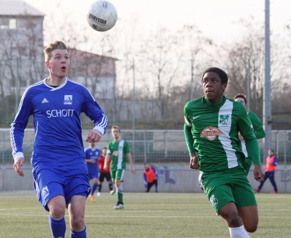 Was in diesem Zweikampf zwischen Paul Schmidt und Carnell Likunde für den Ball galt, traf auch auf das gesamte Spiel zwischen dem TSV Schott Mainz II und der TuS Marienborn zu: Es bewegte sich auf hohem Niveau.