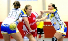 Die letzten Aufgaben vor dem Derbyrückspiel in der Frauen-Oberliga zwischen der SG Bretzenheim II (l. Anne Greiner, r. Lisa Hahn) und dem FSV Mainz 05 II (Mitte: Lea Maus) konnten die beide Mainzer Ligavertreter nicht erfolgreich gestalten. 