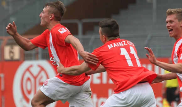 Es kommt nicht so oft vor, dass sie bei den 05-Amateuren Daniel Bohl (l.) nach einem Torerfolg einfangen müssen. Am Samstag aber gab der defensive Mittelfeldspieler mit seinem zweiten Saisontreffer die Richtung vor. 