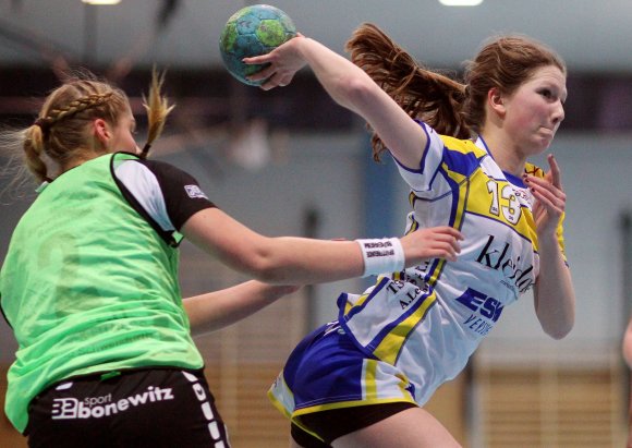 Maya Jung zieht an Lena Welsch vorbei und kommt zum Abschluss. Im Oberligaderby mit der JSG Boudenheim musste die SG Bretzenheim aber auch diesmal den Gästen den Vortritt lassen und wird die Tabellenführung wohl demnächst an die Konkurrentinnen abtreten müssen.