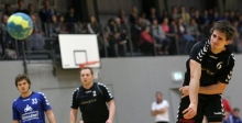 Der HC Gonsenheim (im Bild der erfolgreichste Werfer der Gastgeber in der Partie, Robert Michael) hatte der SG Bretzenheim im Hinspiel des Stadtderbys in der Handball-Rheinhessenliga der Männer in letzter Sekunde einen Punkt entrissen. Im Rückspiel drehten die Bretzenheimer jetzt den Spieß und sicherten sich ihrerseits mit dem letzten Wurf einen Zähler beim neuerlichen Unentschieden. 
