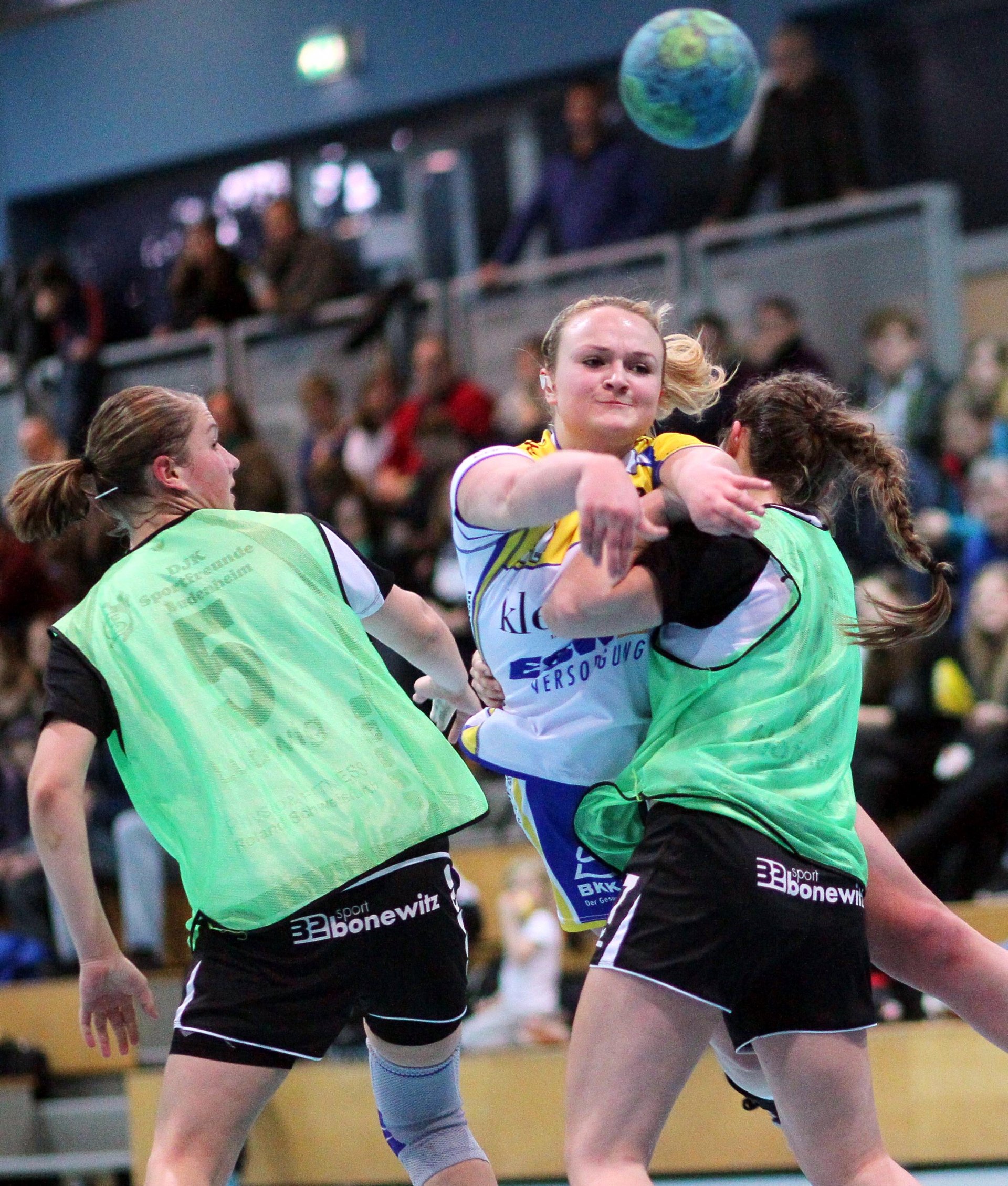 Annika Sauer, die zwischen Marlena Ludwig und Christina Strobel-Hofman eine Wurfgasse findet, war in der Aufholphase in der zweiten Halbzeit durch zwei Zweiminutenstrafen hinereinander länger aus der Partie. 