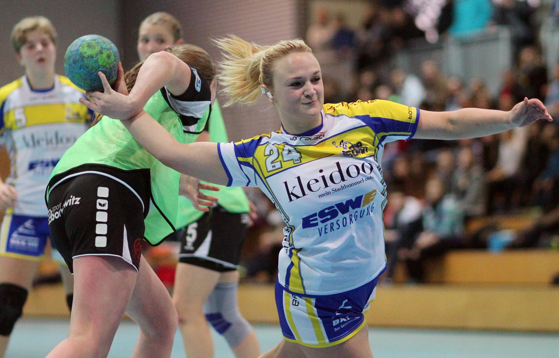 Hier allerdings ist Sauer selbst zumindest siebenmeterreif Opfer eines Eingriffs in den Wurfarm, scheint es aber mit Humor zu nehmen.