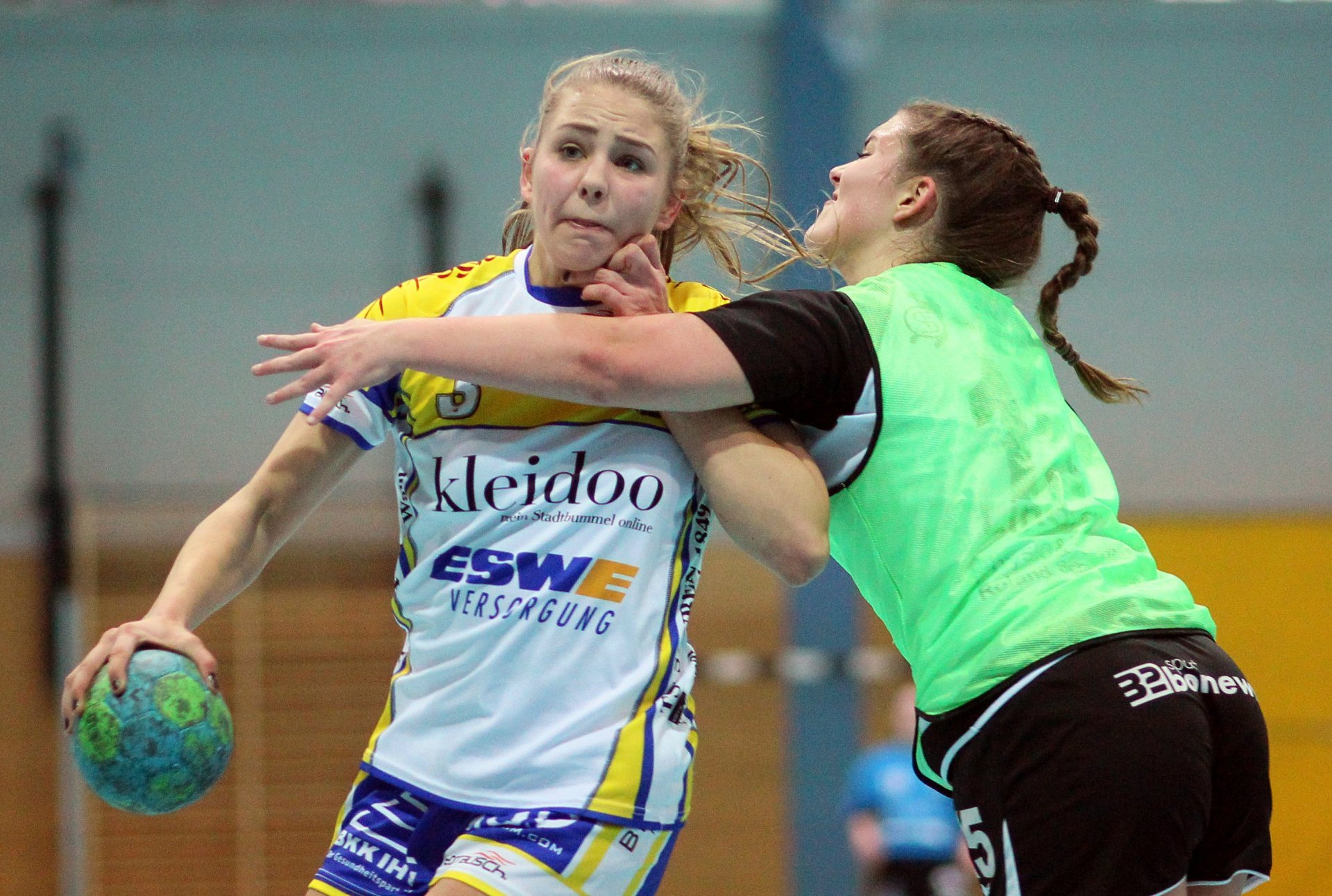 Alexandra Flebbe war im Derby die erfolgreichste Bretzenheimer Schützin, auch wenn sie wie in dieser Szene von Alina Lindner ordentlich bearbeitet wurde.