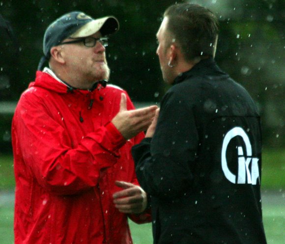 Zwei, die in diesem Leben keine Männerfreundschaft mehr eingehen werden: VfB-Trainer Jockel Weinz (l.) macht keinen Hehl daraus, dass er mit der Art seines Hechtsheimer Kollegen Tobias Rieger nichts anfangen kann. Fakt ist: Ins Derbyrückspiel gehen die Hechtsheimer mit einem Spiel weniger, aber vier Punkten mehr auf dem Konto.