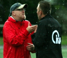 Zwei, die in diesem Leben keine Männerfreundschaft mehr eingehen werden: VfB-Trainer Jockel Weinz (l.) macht keinen Hehl daraus, dass er mit der Art seines Hechtsheimer Kollegen Tobias Rieger nichts anfangen kann. Fakt ist: Ins Derbyrückspiel gehen die Hechtsheimer mit einem Spiel weniger, aber vier Punkten mehr auf dem Konto.