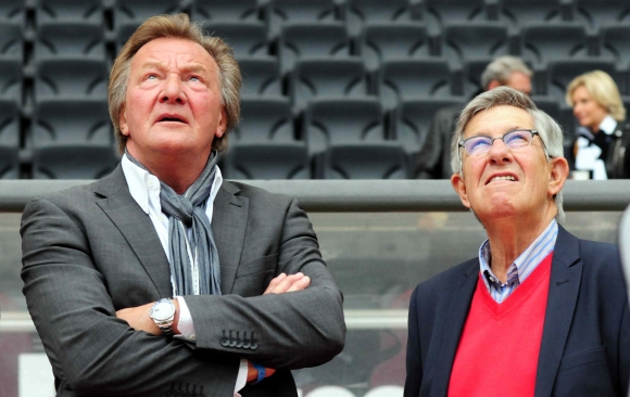 "Derby" verloren. Und die Bayern lassen den FC Augsburg gewinnen. Kein schöner Tag für 05-Präsident Harald Strutz (l.) und Vize Jürgen Doetz.