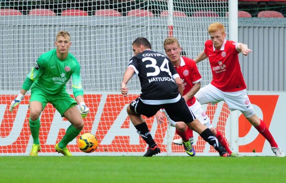 Die Leistung stimmte, das Ergebnis mal wieder nicht: Die Mainzer U23 (v.l. Robin Zentner, Richard Weil, Fabian Kalig) war im Stadion der Freundschaft zwar die bessere Mannschaft, unterlag den Gastgebern um den mit der Erfahrung von 171 Zweitligaspielen ausgestatteten Torsten Mattuschka aber mit 1:2.