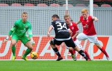Die Leistung stimmte, das Ergebnis mal wieder nicht: Die Mainzer U23 (v.l. Robin Zentner, Richard Weil, Fabian Kalig) war im Stadion der Freundschaft zwar die bessere Mannschaft, unterlag den Gastgebern um den mit der Erfahrung von 171 Zweitligaspielen ausgestatteten Torsten Mattuschka aber mit 1:2.