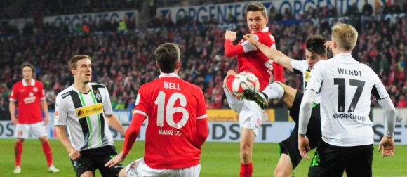 Mit aller Macht drängten die 05er nach dem 0:2-Rückstand auf (mindestens) ein Unentschieden. Auch die Innenverteidiger Stefan Bell und Niko Bungert schalteten sich immer wieder in die Offensivbemühungen ein.