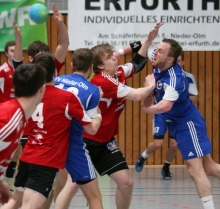 Rote Übermacht: Die offensive Deckung des HV Vallendar schmeckt dem Nieder-Olmer Rückraum um Kapitän Tino Stumps ganz und gar nicht