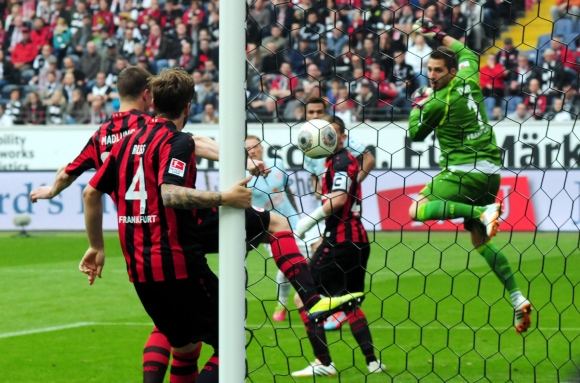 Eine dieser "Was-wäre-wenn"-Szenen:  Hier rettet Alexander Madlung kurz nach der Pause für die Eintracht. Wäre der Kopfball von Eric-Maxim Choupo-Moting über die Torlinie gegangen, hätte das den 05ern den entscheidenden Vorteil bringen können.