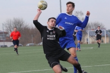 Für Steffen Völker (vorne) und den TSV Zornheim geriet das Bezirksliga-Spitzenspiel gegen die TSG Bretzenheim 46 (r. Christopher Brüschke) zu einem mittleren Debakel. Der Tabellenzweite unterlag auf eigenem Platz mit 1:5.