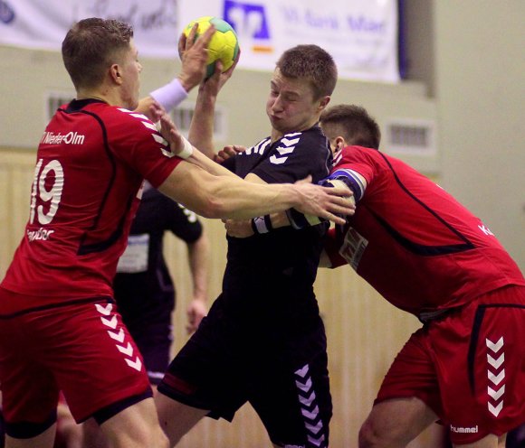 Nicht so einfach wie gedacht gegen das Dauerschlusslicht der Hinrunde: Gonsenheims Marius Werner wird von den Nieder-Olmern Max Wrede (l.) und Steffen Lüke gestoppt.