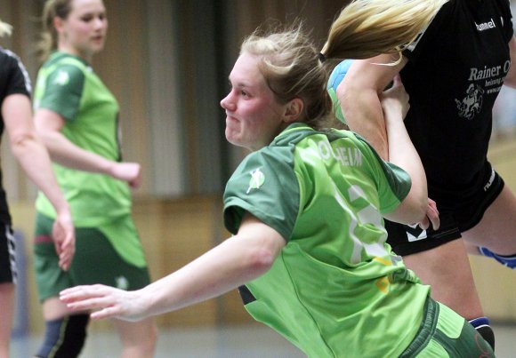 An Isa Graebling hat sich Katja Weber vorbeigearbeitet, doch die Bretzenheimerin hat Webers Wurfarm voll im Griff. Die wurde dennoch mit sechs Treffern erfolgreichste Feldtorschützin der Partie.