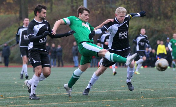 Dem FSV Saulheim mit Kapitän Jan Mück (r.) und Florian Vogelsang (l., hier im Duell mit dem Marienborner Christopher Stahl) stehen richtungsweisende Spiele bevor. Mit einem Sieg gegen die Nibelungen könnte der Aufsteiger einen Überholvorgang einleiten.