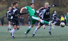 Dem FSV Saulheim mit Kapitän Jan Mück (r.) und Florian Vogelsang (l., hier im Duell mit dem Marienborner Christopher Stahl) stehen richtungsweisende Spiele bevor. Mit einem Sieg gegen die Nibelungen könnte der Aufsteiger einen Überholvorgang einleiten.