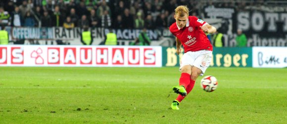 Traf in den letzten drei Spielen zweimal per Freistoß: Johannes Geis, hier beim Schuss, der das 1:2 gegen Borussia Mönchengladbach brachte.