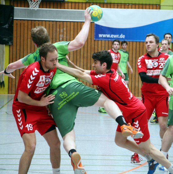 Thema Abwehrlücken: Wie hier Dennis Stauder (l.) und Sven Gaubatz ließ die TVN-Abwehr den Wörthern manchmal zu viel Raum zum Durchbruch zum Kreis.