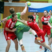 Thema Abwehrlücken: Wie hier Dennis Stauder (l.) und Sven Gaubatz ließ die TVN-Abwehr den Wörthern manchmal zu viel Raum zum Durchbruch zum Kreis.