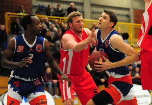 Kaum zu glauben, aber Johannes Schulz (r.) ist derjenige Mainzer, der über die älteste Abstiegskampferfahrung mit dem ASC verfügt: Als Jugendlicher stand er schon 2006/07 im Zweitligakader, der sich aufopferungsvoll, aber letztlich vergebens wehrte.