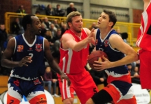 Kaum zu glauben, aber Johannes Schulz (r.) ist derjenige Mainzer, der über die älteste Abstiegskampferfahrung mit dem ASC verfügt: Als Jugendlicher stand er schon 2006/07 im Zweitligakader, der sich aufopferungsvoll, aber letztlich vergebens wehrte.